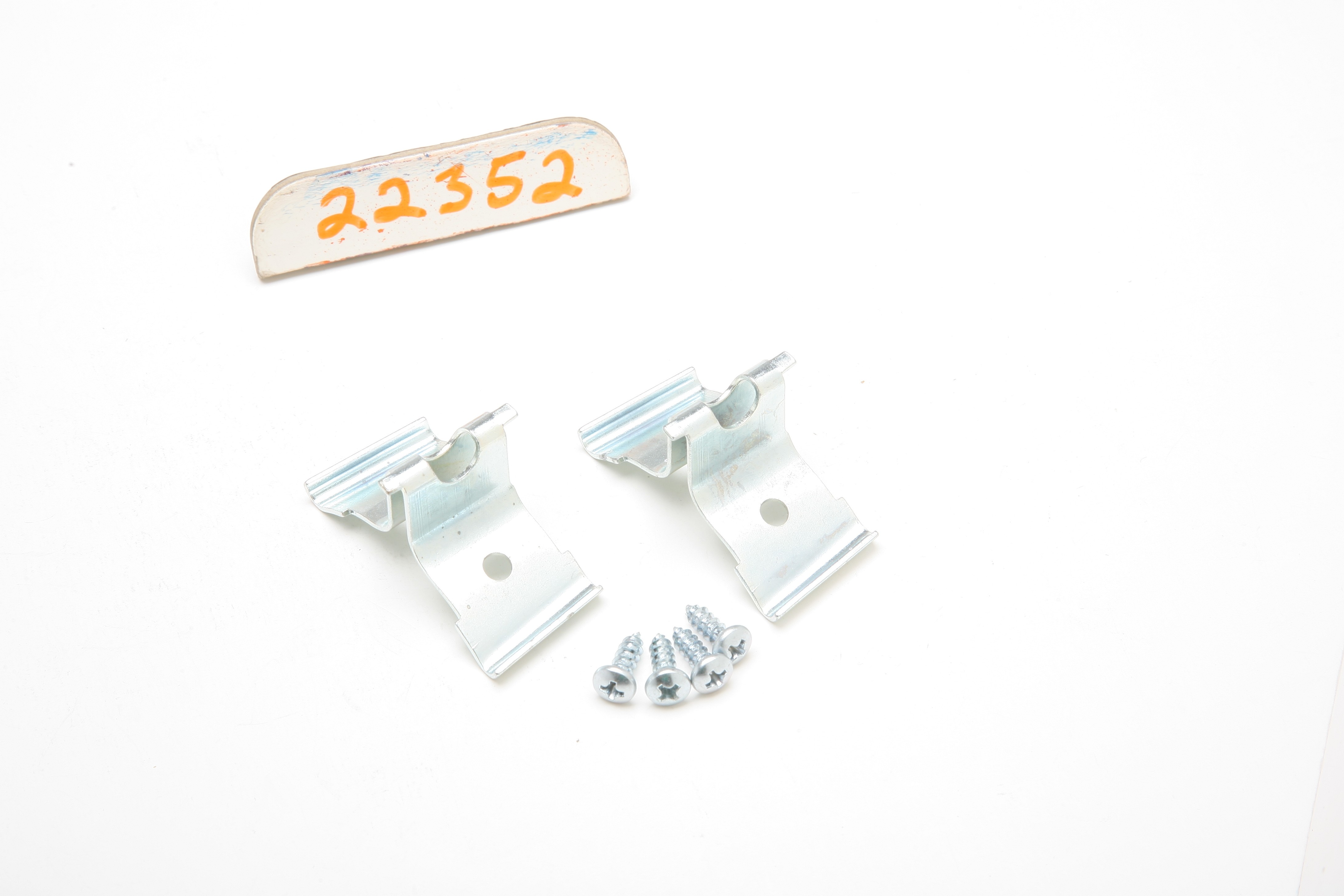 1957 FIN CORNER RETAINING CLIPS